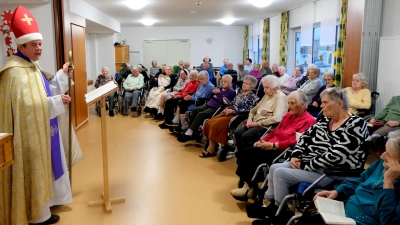 Pfarrer Max Früchtl erschien bei den Bewohnern des Seniorenwohnheimes „Am Reiserwinkel“ im Gewand des Heiligen St. Nikolaus und beschenkt nach dem gemeinsam gefeierten Rorate die Heimbewohner. (Bild: Fred Lehner)