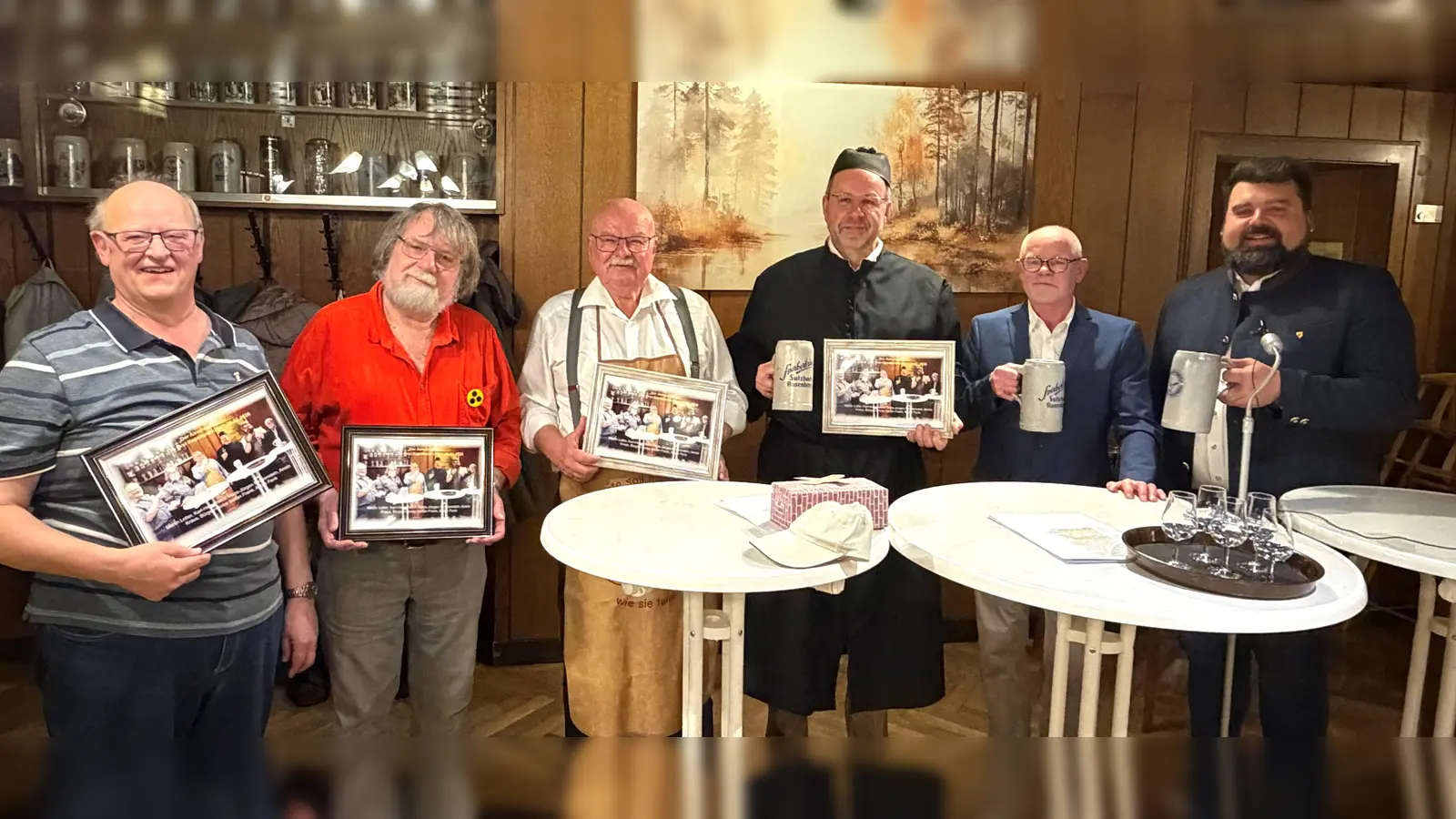 v.l. Wirt Martin Lotter, Autor Karl-Heinz Neidl, Kapellenbrüder; Wirt Hans-Jürgen Reitzenstein, Pfarrer Armin Kraus, Lehrer Anton Fenk und Bürgermeister Stefan Frank (Bild: Tamara Kraus)