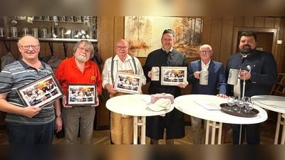 v.l. Wirt Martin Lotter, Autor Karl-Heinz Neidl, Kapellenbrüder; Wirt Hans-Jürgen Reitzenstein, Pfarrer Armin Kraus, Lehrer Anton Fenk und Bürgermeister Stefan Frank (Bild: Tamara Kraus)