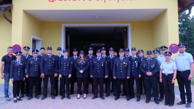 Soverän meisterten zwei Gruppen der Freiwilligen Feuerwehr Tremmersdorf die Leistungsprüfung. Als Vertreter der Kreisbrandinspektion und Prüfer fungierten die Schiedsrichter Wolfgang Schwarz, Mirjam Schüller und Michael Roith. Zur bestandenen Prüfung gratulierten Vorständin Helema Diepold und 2. Bürgermeister Roland Hörl.  (Bild: Robert Dotzauer)