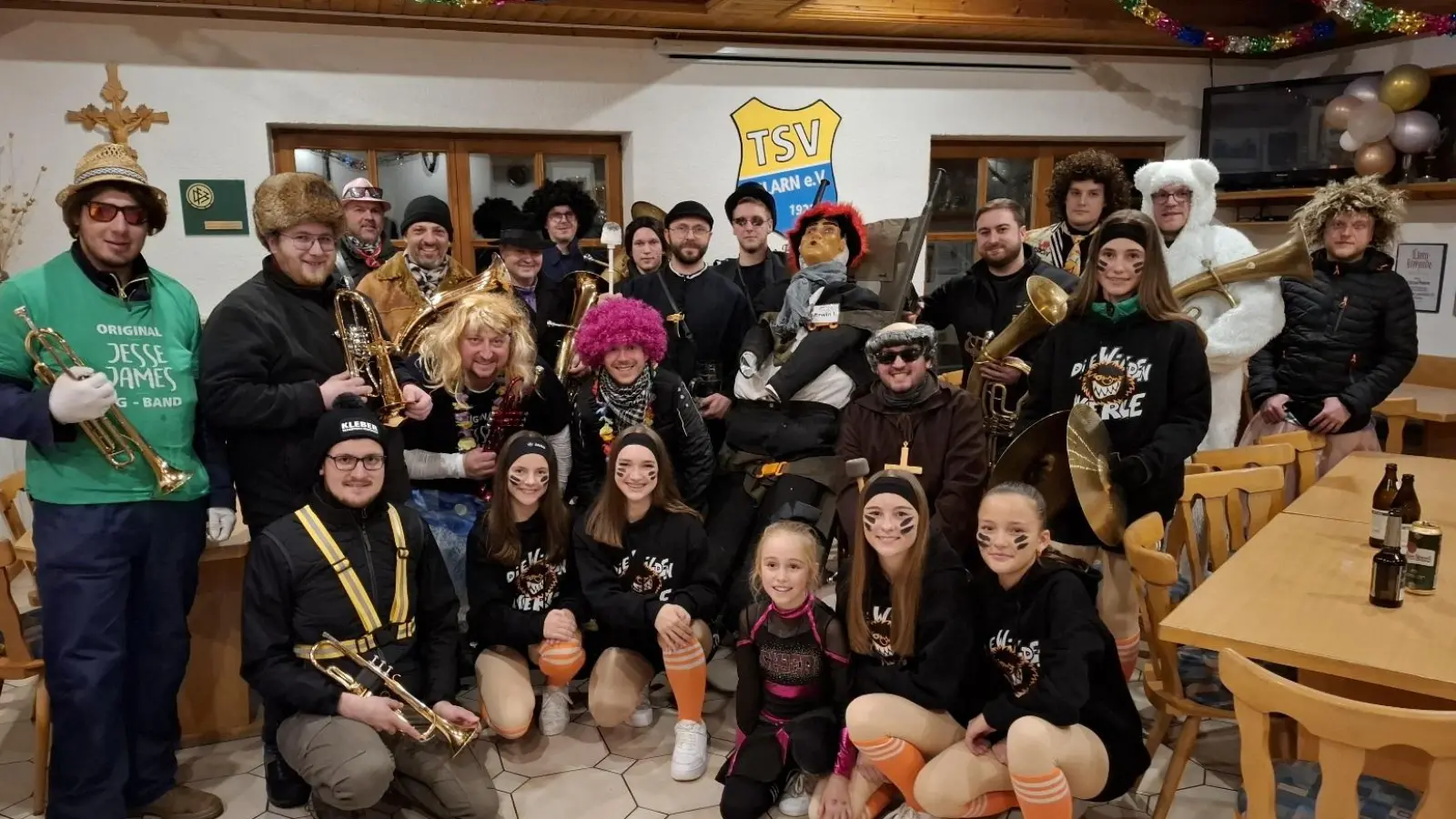 Zum Fosnd-Agrom trafen sich im Sportheim zahlreiche MusikerIn und BegleiterInnen. (Bild: Karl Ziegler)