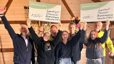 Für große Freude bei Jugendpflegerinnen und Jugendlichen sorgten die Bürgerwind Ursensollen GmbH und die Bürgersonnenenergie Ursensollen-Wappersdorf GmbH, die den Jugendtreff Ursensollen mit großzügigen Spenden unterstützten. (Bild: Claudia Klinger)