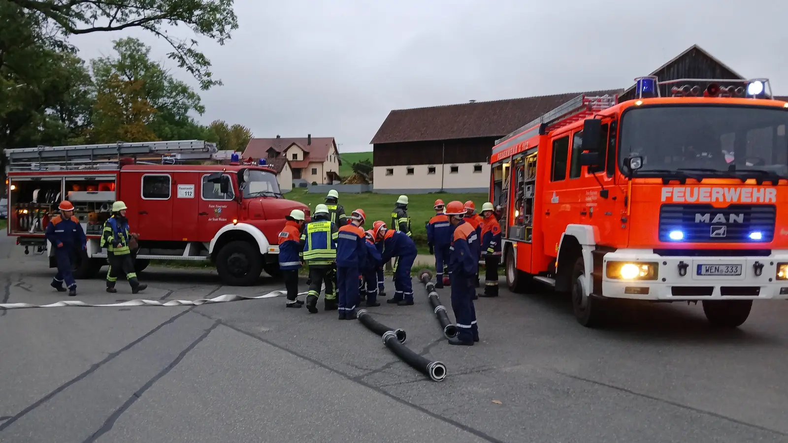 Bei einer Großübung der Stadtjugendfeuer in Matzlesrieth galt es unter anderem eine Saugleitung zur Wasser-Entnahme aus dem Löschdeich zu legen. Diese und alle anderen gestellten Aufgaben wurden von den Jugendlichen bravourös gemeistert.  (Bild: Robert Ronke)