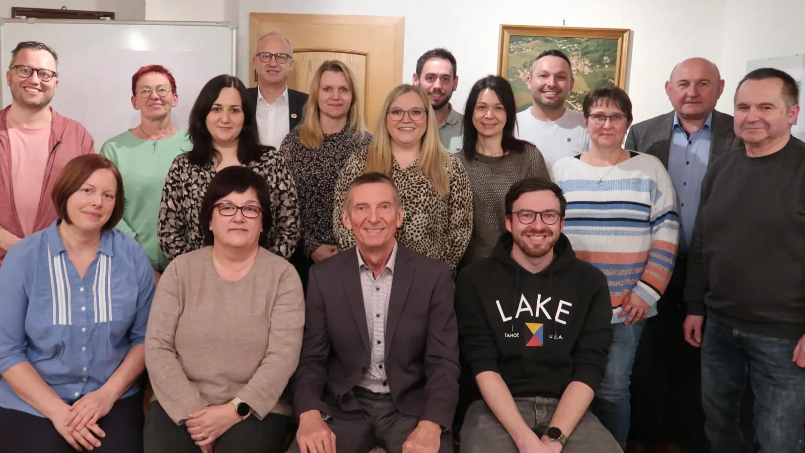 Die Dorfgemeinschaft Mimbach-Mausdorf wählt einen neuen Vorstand (von links): Martin Siegert, Simone Dotzler, Maria Hentschke, Manuela Weiß, Anita Mattner, Erster Bürgermeister Bernhard Lindner, Tania Ehbauer, Vorsitzender Heribert Urbanek, Bianca Koppitz, Christian Koppitz, Michaela Birner, Sascha Hentschke, Johannes List, Marion Metschl, HKA-Vorsitzender und Zweiter Bürgermeister Georg Götz, sowie Manfred Prifling, (Bild: Heribert Urbanek/exb)