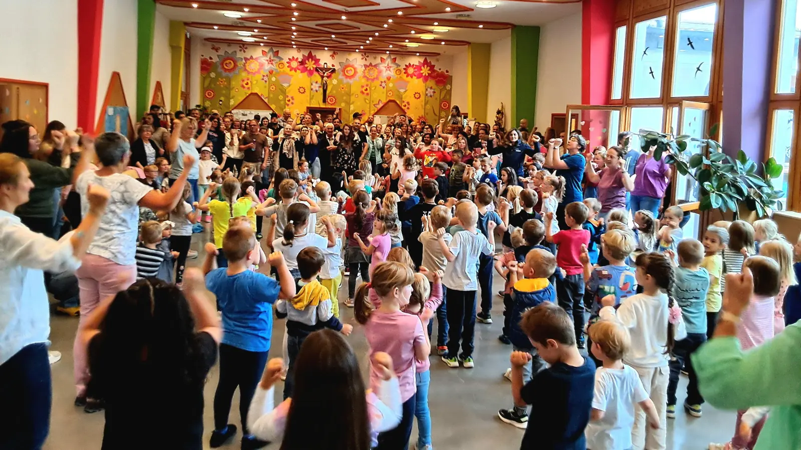 Zusammen mit den Eltern machten die Kinder ein rhythmisches Aufwärmprogramm (Bild: Monika Demmer)