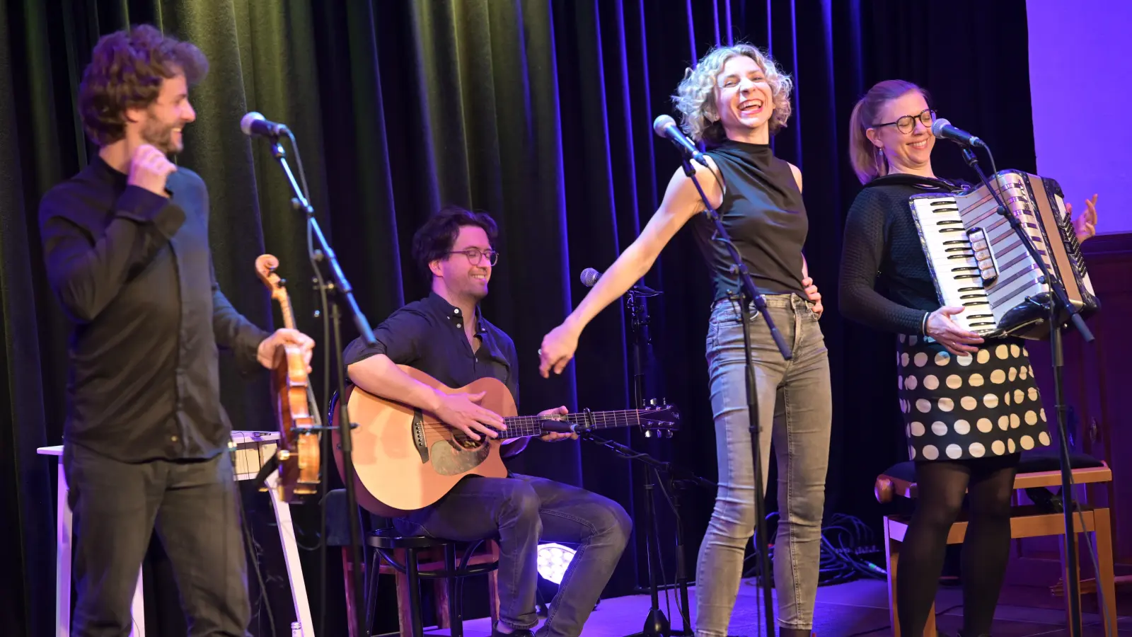 Die NouWell Cousines sind kein Streichquartett, schließlich hält hier nur Matthias Well eine Geige, während Alexander Maschke Gitarre und Maresa Well Quetsch'n spielt. Und Maria Well hat ihr Cello weggelegt. (Bild: Jürgen Hellmann)