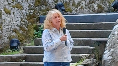 Andrea Stülhler-Holzheimer bei der Begrüßung der VdK´ler vor der Vorstellung (Bild: Irene Zeller)