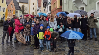 Die Ausflugsgruppe um Monika Waldeck und Ralf Teichmann auf dem Marktplatz von Schwandorf. (Bild: Anja Heiß)