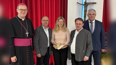Von links nach rechts: Hwst. H. Weihbischof Dr. Josef Graf, Kirchenpfleger Werner Hanauer, Elena Harwardt, Pfarrer Alexander Hösl, Dr. Manfred Bauer (Bild: Josef Meier)
