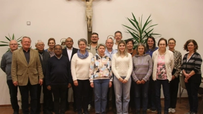 Der neu gewählte Pfarrgemeinderat Schlicht mit Sprecher Werner Prechtl (2. v. l.), Stadtpfarrer Hruday Madanu und Pfarrvikar Jimmy Joseph (5. u. 6. v. li.). (Bild: Werner Prechtl)