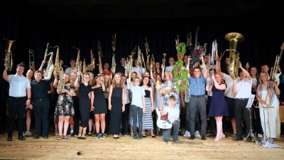 Über 50 Musiker der Big Band des Stiftland-Gymnasiums beim Sommerkonzert 2025 im Kettelerhaus Tirschenreuth mit ihrem Leiter OStR Hermann Heinrich (Bild: Dinh Vu Cuong (Stiftland-Gymnasium))