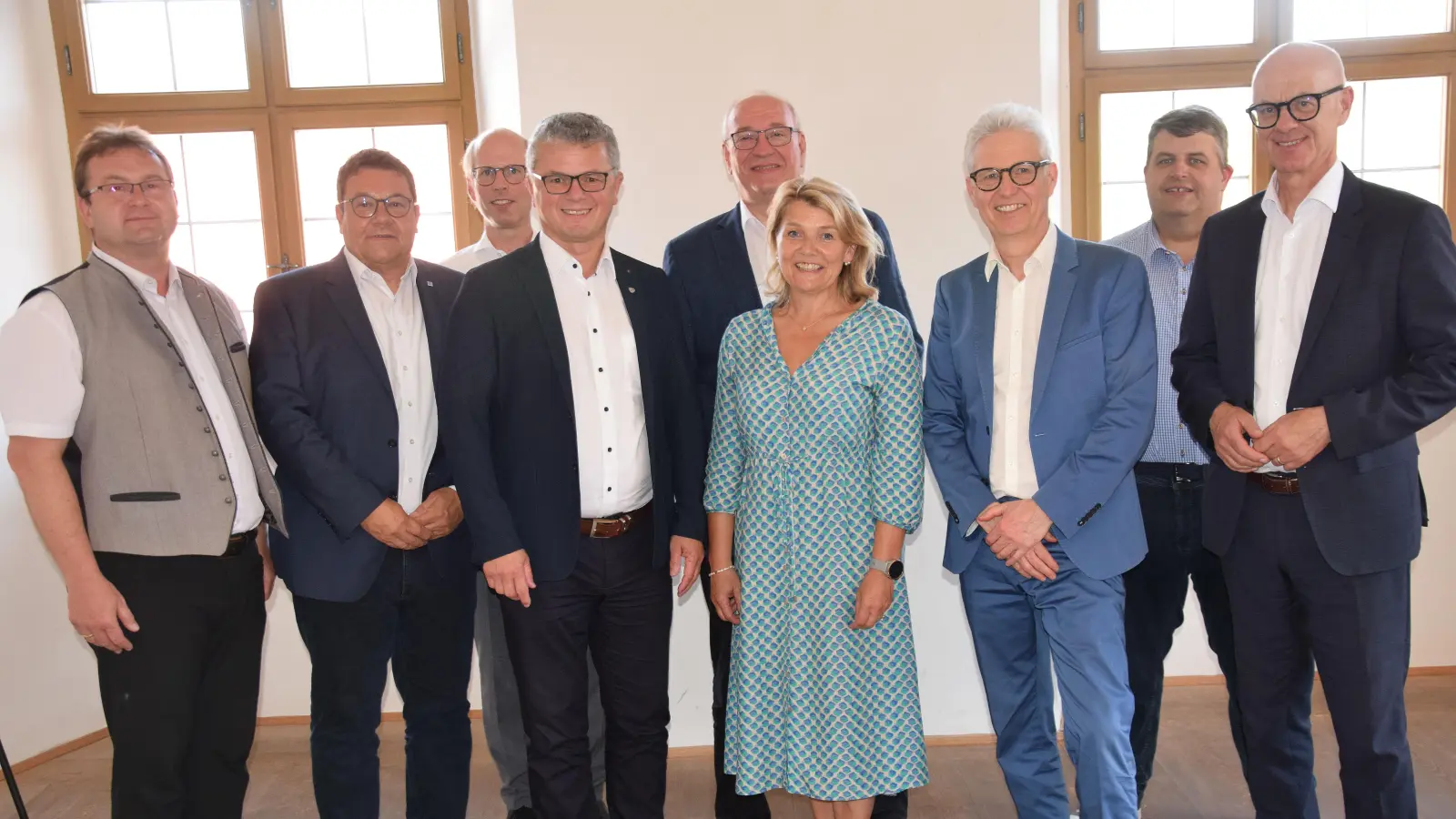 Von links: Stefan Baumgärtner Gde. Chamerau; Thomas Falter Wackersdorf; Georg Große Verspohl Bayer. Gemeindetag; Martin Birner, Neunburg v.W.(Bezirksvorsitzender); Franz Löffler, Bezirkstagspräsident; Elisabeth Kerscher Wiesent; Hans-Peter Mayer Bayer Gemeindetag; Dieter Dehling Illschwang und Regierungspräsident Walter Jonas. (Bild: Paul Böhm)