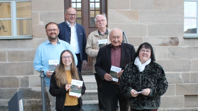 Die Autoren des Kemnather Heimatboten 2025 bei der Buchvorstellung im Kemnather Rathaus: Links von unten Katrin Pasieka-Zapf (Regional- und Vereinschronik), Hans Walter; rechts von unten Liane Preininger, Robert Schön, Rainer Sollfrank. Links oben: Bürgermeister Roman Schäffler. (Bild: Bernhard Piegsa)