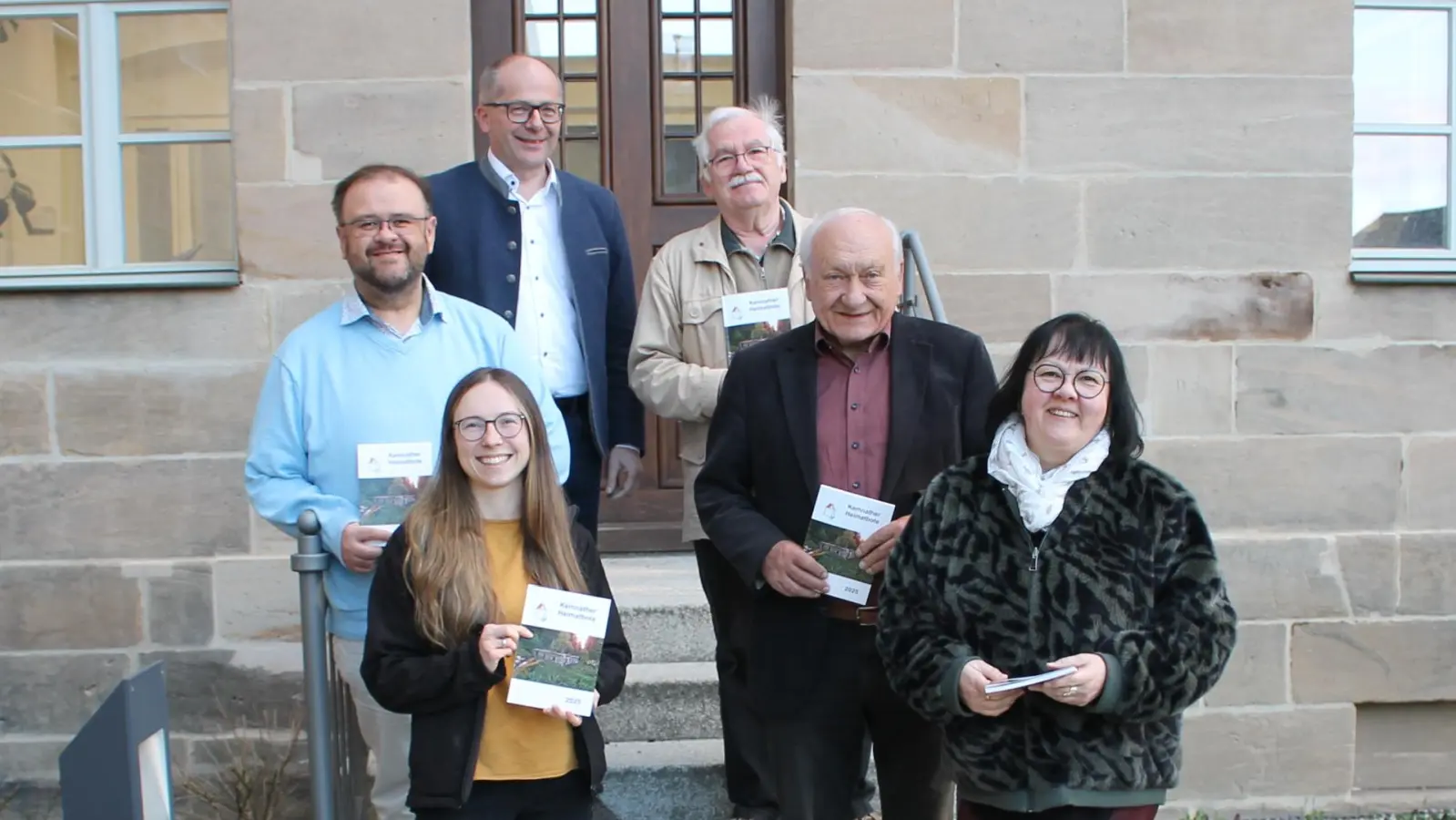 Die Autoren des Kemnather Heimatboten 2025 bei der Buchvorstellung im Kemnather Rathaus: Links von unten Katrin Pasieka-Zapf (Regional- und Vereinschronik), Hans Walter; rechts von unten Liane Preininger, Robert Schön, Rainer Sollfrank. Links oben: Bürgermeister Roman Schäffler. (Bild: Bernhard Piegsa)