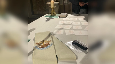 Losungskarten - von Pater Stanisław gesegnet - auf dem Altar der Klosterkirche St. Felix. (Bild: Laura Haug)