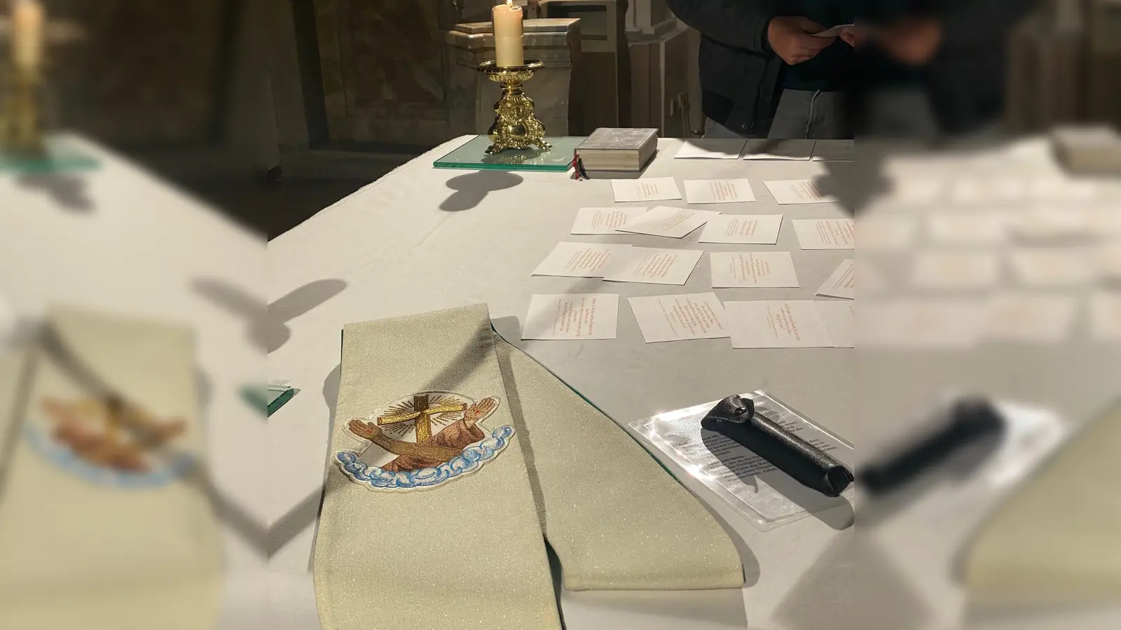 Losungskarten - von Pater Stanisław gesegnet - auf dem Altar der Klosterkirche St. Felix. (Bild: Laura Haug)