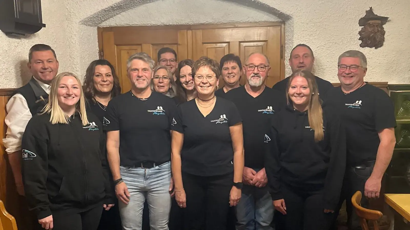 Bürgermeister Rainer Rewitzer (links) wünscht der Vorstandschaft der „Theaterfreunde Pleystein” weiterhin viel Erfolg! (Bild: Alexandra Moll)