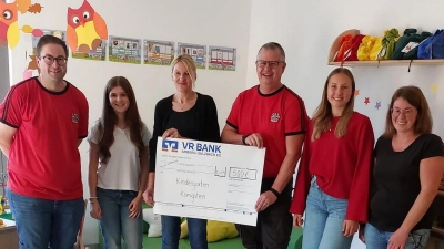 Freude bei der Spendenübergabe des 1. FCN-Fanclubs „Die Besessenen Königstein“ (v.l.) : Matthias Fröhlich, Luisa Ringer, Kerstin Höller, Christian Knahn, Sophia Koch und Manuela Fischer. (Bild: Gisela Speckner)