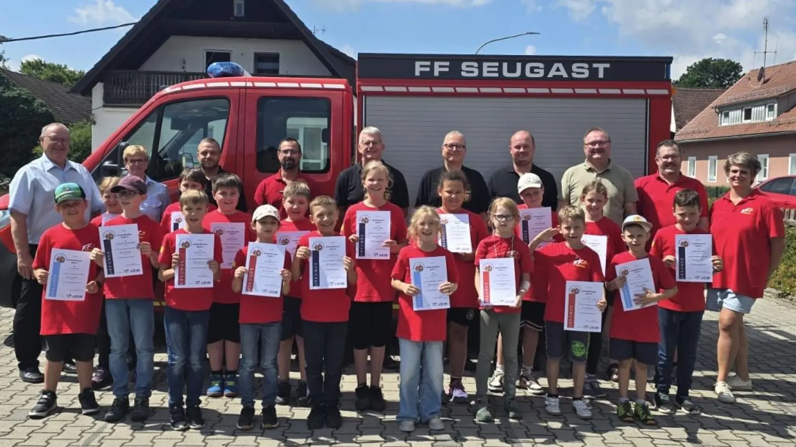 Die Blaulichtbande mit ihren Urkunden (Bild: Simone Spörrer)
