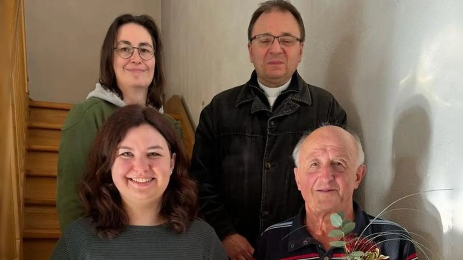 Bei Stephanie Vetter und Helmut Kotlar (vorne von links) bedankten sich Chorleiterin Stefanie Wöhrl und Pfarrer Markus Bruckner (hinten von links) für ihre Treue zum Ensemble. (Bild: Kirchenchor Kulmain/exb)