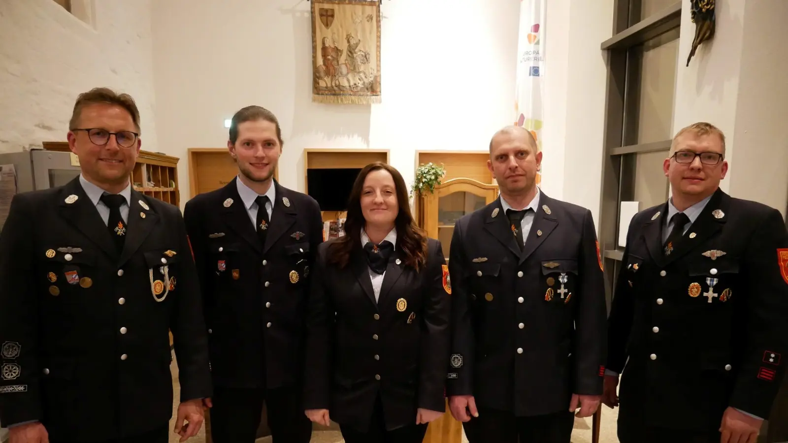 Die Vertrauensleute der Freiwilligen Feuerwehr Waldsassen wurden bei der Wahl in ihren Ämtern bestätigt. Von links Kommandant Tobias Tippmann, Georg Mayer, Stefanie Ott, Tobias Meier und Vorsitzender Michael Fortelny. (Bild: Florian Müller)