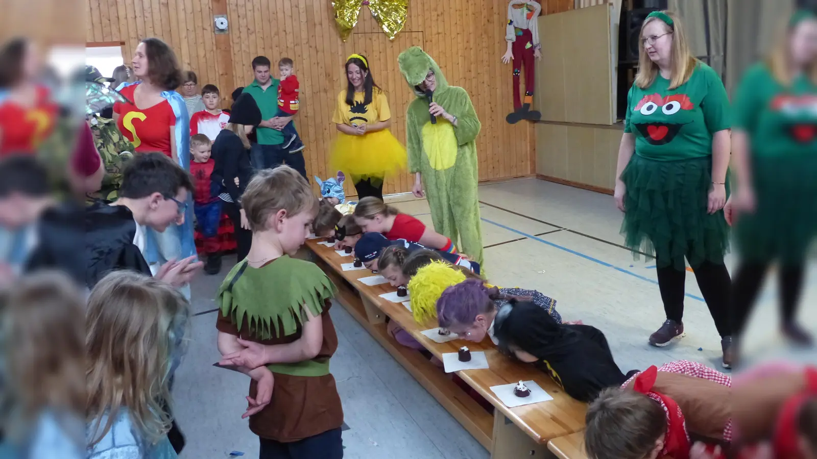 Jeder wollte Erster sein, beim Schaumküsse verspeisen und das ohne Hilfe der Hände (Bild: Sieglinde Schärtl)