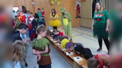 Jeder wollte Erster sein, beim Schaumküsse verspeisen und das ohne Hilfe der Hände (Bild: Sieglinde Schärtl)