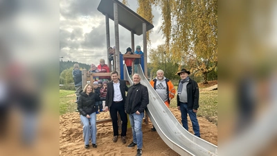 Erster Bürgermeister Nicolas Lahovnik (vorne, 2. v. l.) freut sich gemeinsam mit Stadtbaumeister Klaus Brunner (Mitte), Spielplatzbeauftragtem Detlev Panzer (2. v. r.), Ortssprecher Hans-Peter Reichel (rechts) sowie der Leiterin des Käthe Luther-Kindergartens Ina Glombik (links) und den Holenbrunner Kindergartenkindern über das neue Spielgerät am Holenbrunner Spielplatz. (Bild: Vanessa Mauersberger)