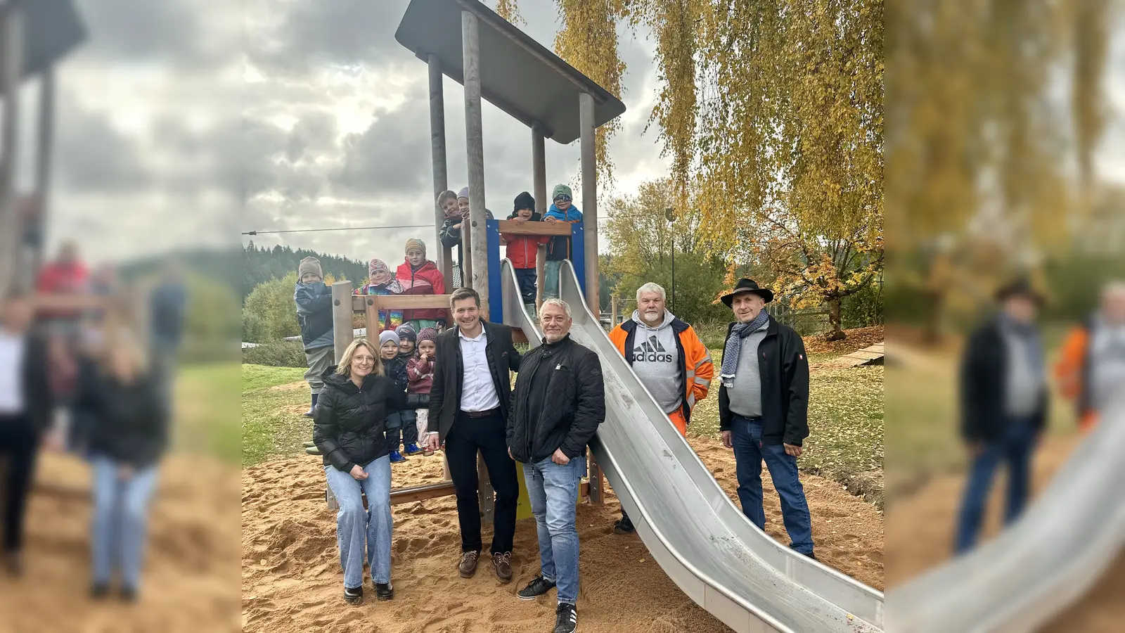 Erster Bürgermeister Nicolas Lahovnik (vorne, 2. v. l.) freut sich gemeinsam mit Stadtbaumeister Klaus Brunner (Mitte), Spielplatzbeauftragtem Detlev Panzer (2. v. r.), Ortssprecher Hans-Peter Reichel (rechts) sowie der Leiterin des Käthe Luther-Kindergartens Ina Glombik (links) und den Holenbrunner Kindergartenkindern über das neue Spielgerät am Holenbrunner Spielplatz. (Bild: Vanessa Mauersberger)