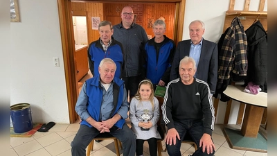 Vorne sitzend v. l. Helmut Kopp mit Enkelin, Georg König, hinten v. l. Hans Scherm, Daniel Kopp, Michael Precht u. Günter Kopp. (Bild: Katja Kopp)