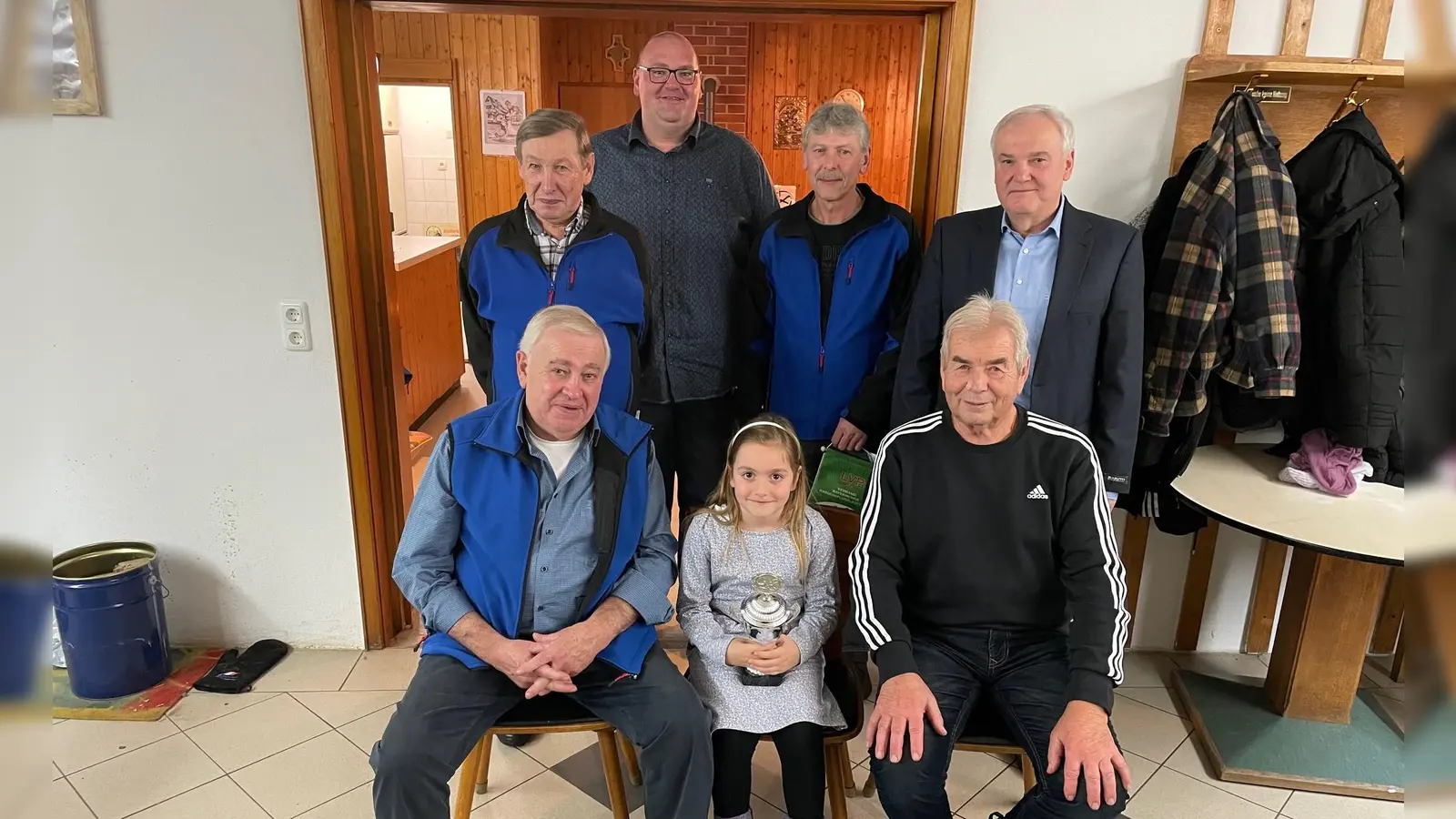 Vorne sitzend v. l. Helmut Kopp mit Enkelin, Georg König, hinten v. l. Hans Scherm, Daniel Kopp, Michael Precht u. Günter Kopp. (Bild: Katja Kopp)