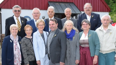 Elf Goldenen Konfirmanden feierten in Eschenfelden ihre Jubelkonfirmation. Sie wurden am 6.4.1975 von Pfarrer Otto Dietrich konfirmiert (Bild: Heidi Kurz)