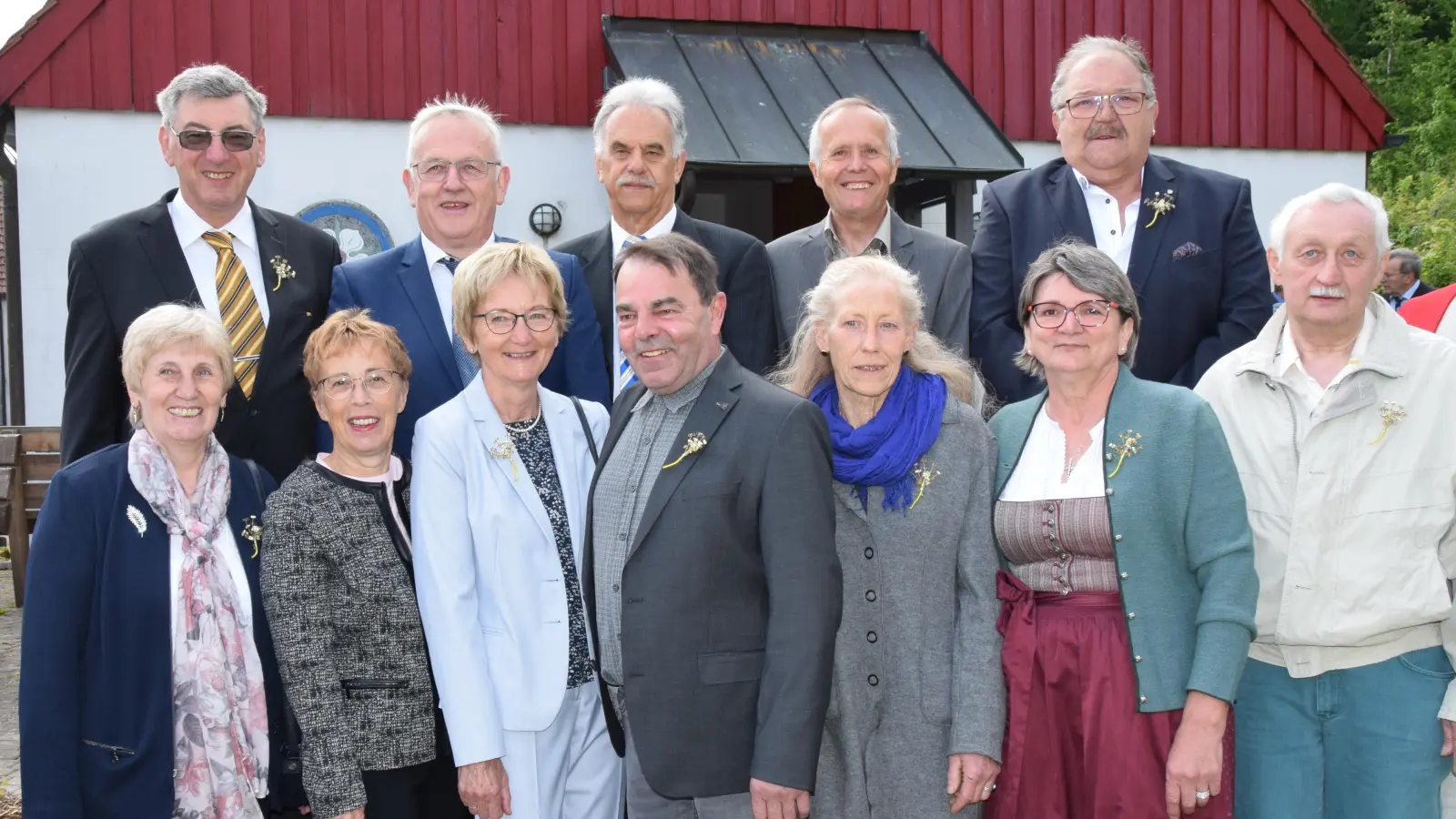 Elf Goldenen Konfirmanden feierten in Eschenfelden ihre Jubelkonfirmation. Sie wurden am 6.4.1975 von Pfarrer Otto Dietrich konfirmiert (Bild: Heidi Kurz)