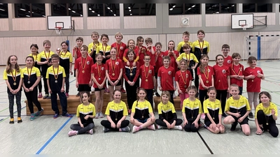 Die Kinder des TB Jahn Wiesau und des TV Waldsassen nach dem Wettkampf (Bild: Kathrin Fraas)