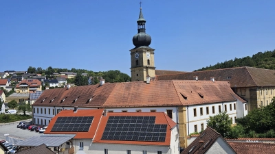 Ansicht vom Stephansturm auf das Kloster Ensdorf, dem ehemaligen Benediktiner Kloster und jetzigen Bildungshaus Don Bosco mit der Pfarrkirche St. Jakobus (Bild: Marius Ulrich )