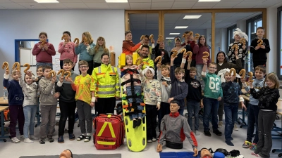 Die Kinder der dritten Klasse erhielten von Andreas Brandstätter und seinem Team eine Unterweisung in Erster Hilfe (Bild: Elfriede Weiß)