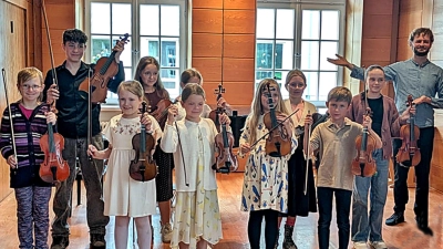 Die Geigenklasse von Henry Cain präsentierte ihr Jahreskonzert und begeisterte das Publikum. Die Reihenfolge der Kinder von links nach rechts: Lina Goldbach, Raphael Herfurth, Helena Madzar, Annelie Schieder, Lisa Wagner (leicht verdeckt), Greta Weidner, Nora Schedl, Lea Koch, Benedikt Hanauer, Isabel Schödt, Henry Cain (Lehrer). (Bild: Marion Schnödt)