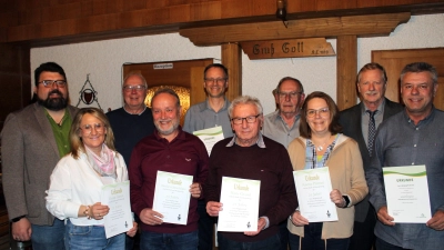 Anwesende Mitglieder der Siedlergemeinschaft Feuerhof erhielten Urkunden für jahrelange Treue überreicht. Bürgermeister Stefan Frank (links) und Kreisverbandsvorsitzender Klaus Bleisteiner (3. v. links) unterstützten den 1.Siedlervorstand Klaus Frieser (2. v. rechts) bei der Mitgliederehrung. Geehrte auf dem Bild von links 25 Jahre Vertretung für Ernst Aures, Norbert Sennfelder, Christian Sperber, Hans Graml, Georg Renner, Anette Pürner und für 30 Jahre Wolfgang Kollbrand. (Bild: Anton Fenk)