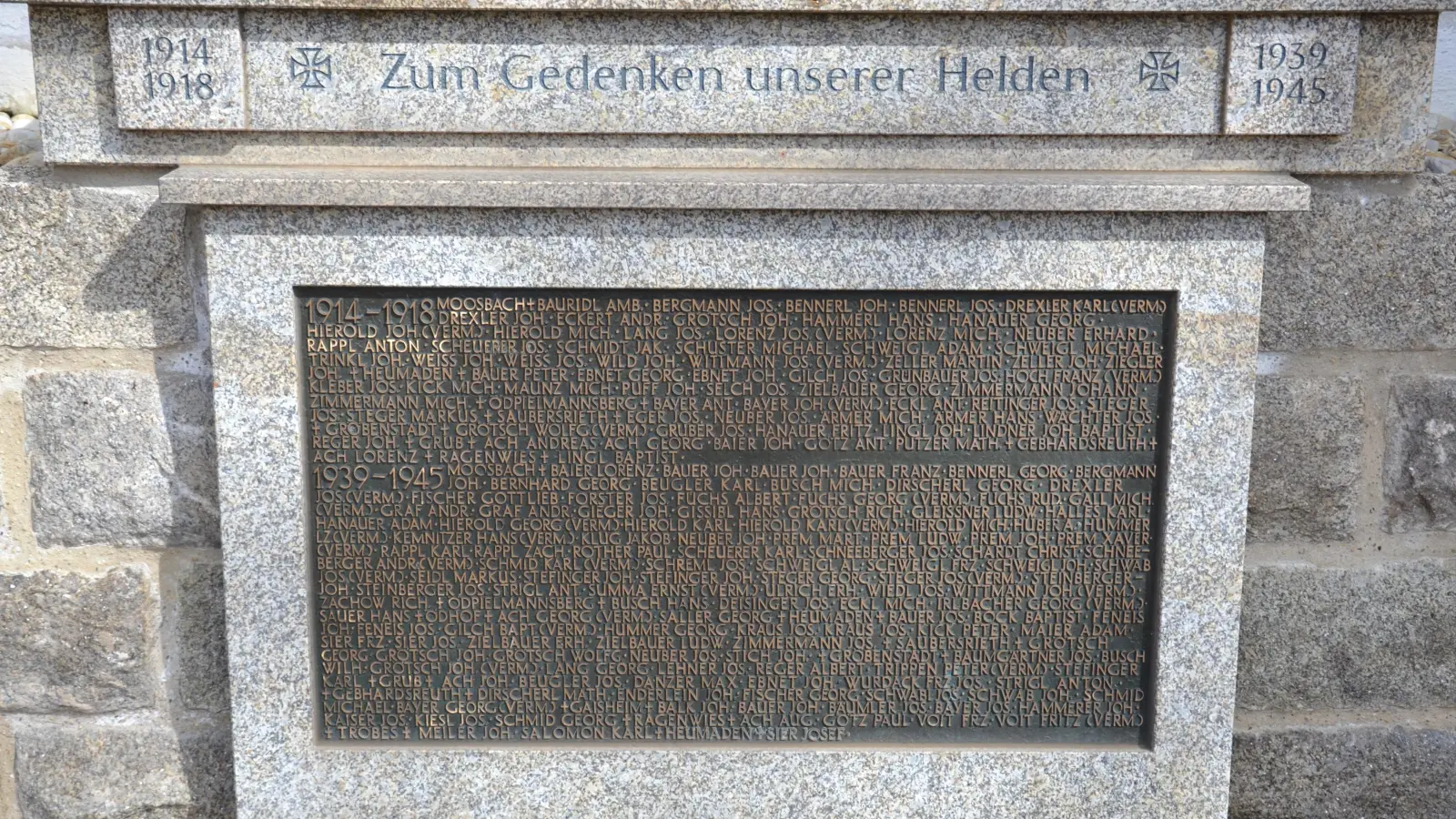 An die vielen Millionen Opfer aus den beiden Weltkriegen wurde bei der Jahrhauptversammlung des Kriegervereins Moosbach gedacht. Sie sind im Kriegerdenkmal am Marktplatz in Kupferschrift gegossen. (Bild: Peter Garreiss)