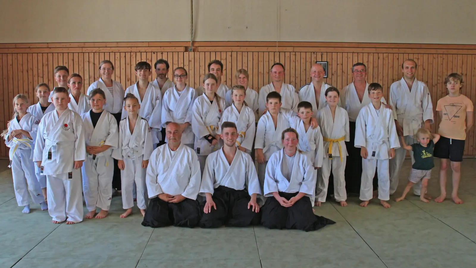 Der gut besuchte Kinderlehrgang in Premenreuth. Vorne mittig Nikolai König und vorne rechts Kathleen Walberer als Trainer. (Bild: Gottfried Fröhlich)