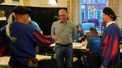 Volkmar Legath (links) und Richard Brunner (rechts) nahmen Bürgermeister Roman Schäffler mit einem „Ritterschlag” in die Kemnather Stadtwache auf. (Bild: Katrin Pasieka-Zapf)