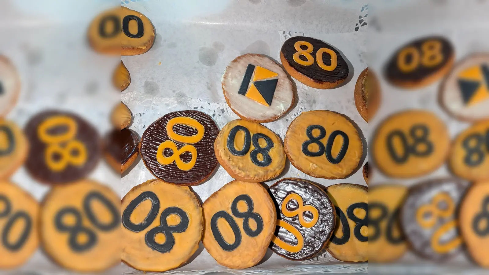 An den Kreuzwegstationen am Steig nach Stadlern gedachten die Gläubigen dem Leiden Christi.<br>Gebäck zum Jubiläumsjahr (Bild: Johann Herrmann)