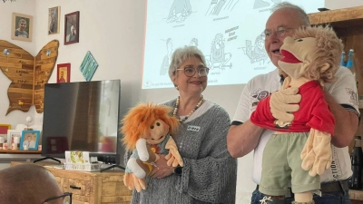 Die Handpuppen Lotta (Andrea Ulrich-Prusko) und Gino (Georg Franz Fröhler) gestalteten den „Letzte-Hilfe-Kurs in leichter Sprache) in der Einrichtung Dr. Loew Soziale Dienstleistungen in Poppberg. (Bild: Birgit Hartwig)
