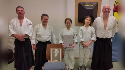 Glücklich nach erfolgreicher Prüfung Emma Wettinger (mittig). Links ihre Trainerin Margret Schels und der Prüfer Eugen Truderung. (Bild: Eugen Truderung)