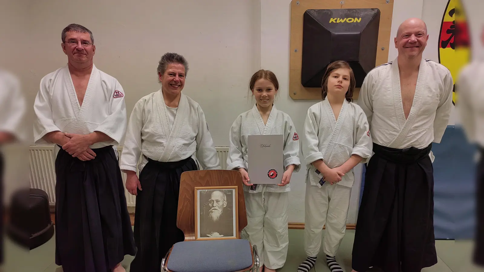 Glücklich nach erfolgreicher Prüfung Emma Wettinger (mittig). Links ihre Trainerin Margret Schels und der Prüfer Eugen Truderung. (Bild: Eugen Truderung)