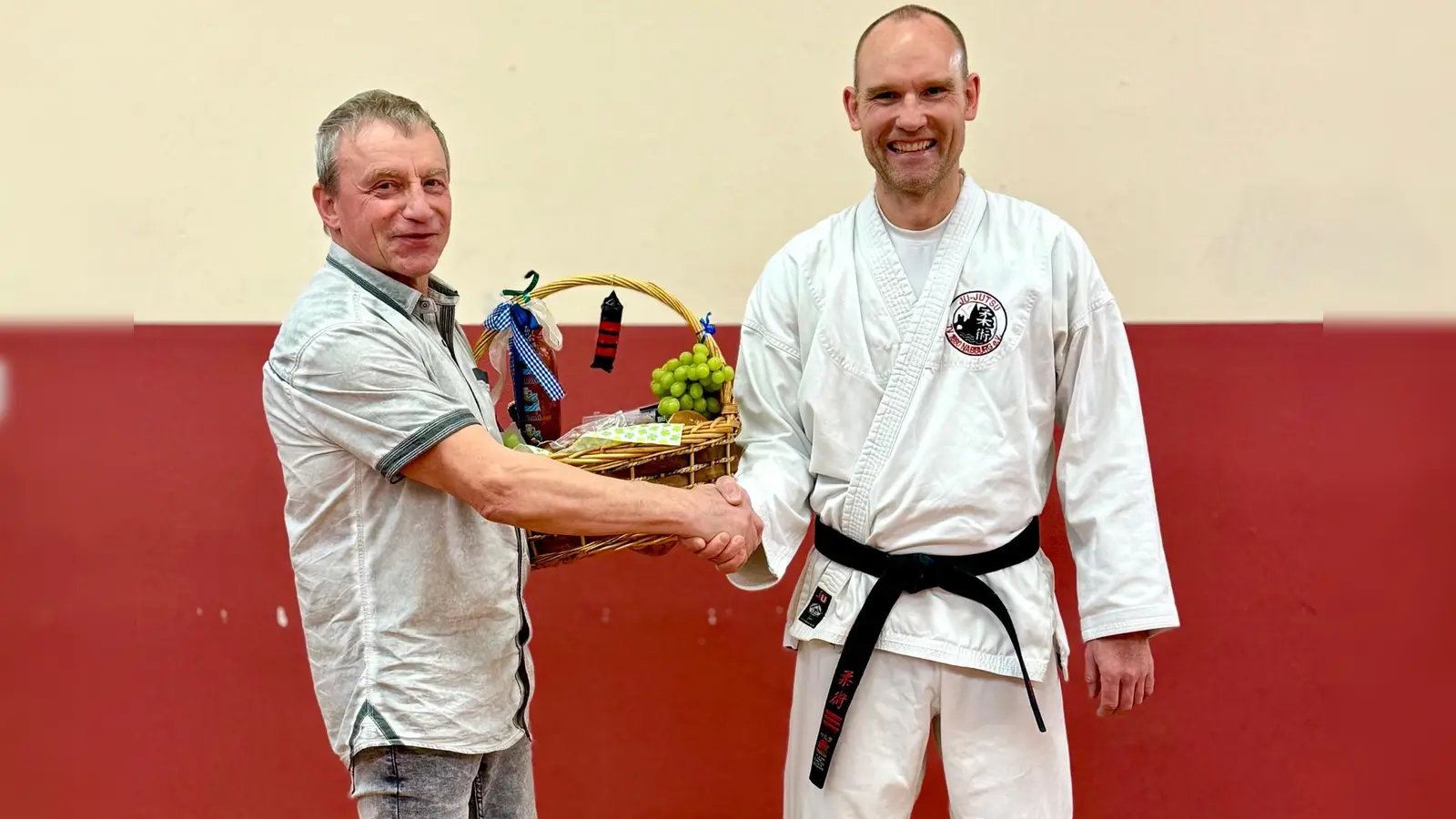 Abteilungsleiter Siegfried Bogner (links) gratuliert Dr. Ulrich Heigl zum 3. Dan Ju-Jutsu. (Bild: Martina Heigl)