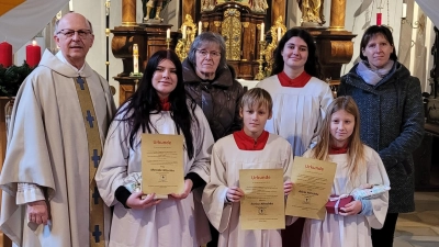 Pfarrer Rösl mit den verabschiedeten Ministranten sowie Mesnerin Maria Kühner, Ministrantin Patrizia Landgraf und Betreuerin Erika Biegerl. (Bild: Christa Forster)