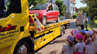 Auch der Abschleppwagen gehört zu den Rettungskräften, die im Notfall zur Stelle sind. Mit Interesse verfolgen die Kinder, wie der Abtransport eines Autos funktioniert. (Bild: Alexandra Elsner)
