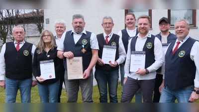 Ehrungen und Beförderungen standen im Mittelpunkt der Musterung (Vollversammlung) der Flosser Landwehr. (Bild: Fred Lehner)