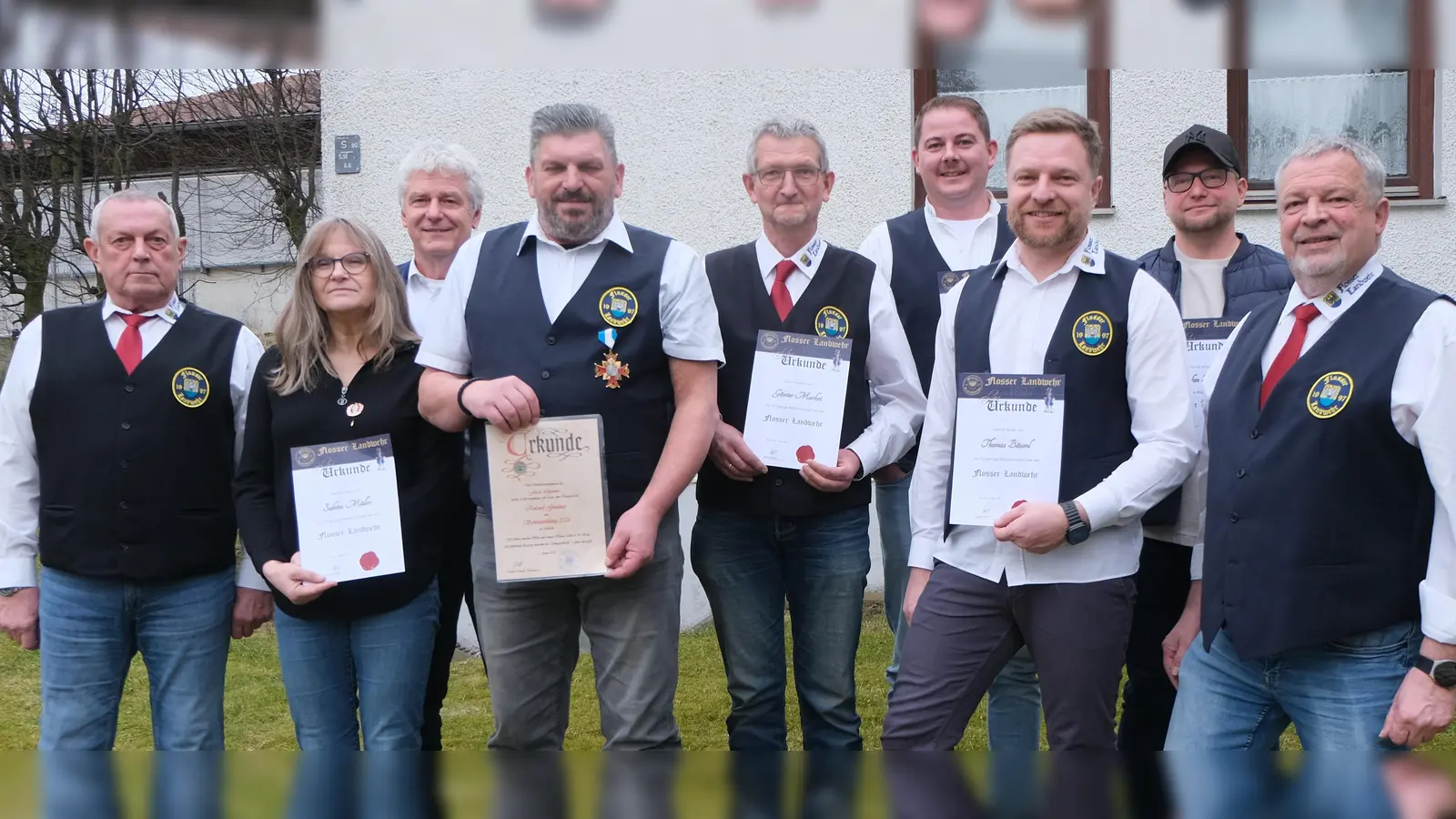 Ehrungen und Beförderungen standen im Mittelpunkt der Musterung (Vollversammlung) der Flosser Landwehr. (Bild: Fred Lehner)